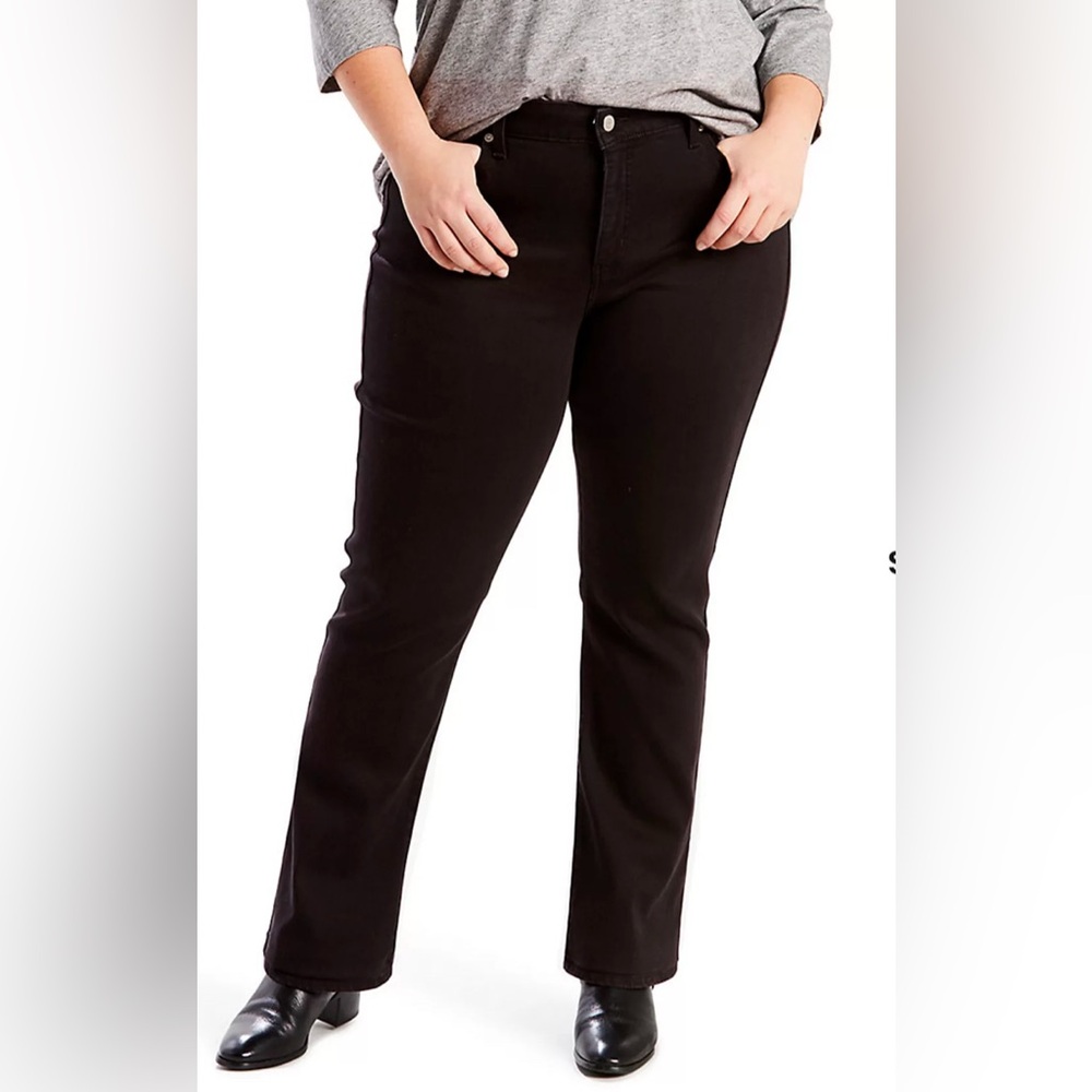Levi Women’s Plus Size Classic Straight Jeans
Size 26Short